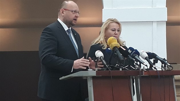 Ministryn pro mstn rozvoj za ANO Klra Dostlov a pedseda poslaneckho klubu KDU-SL Jan Bartoek.