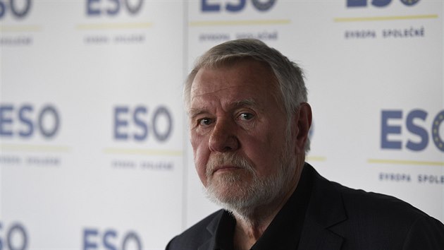 Europoslanec Jaromr ttina, ldr hnut ESO - Evropa spolen, ek na zatek tiskov konference