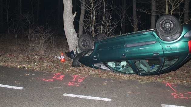 Opil� �idi� mezi Hodon�nem a Dub�any nezvl�dl cestu po rovn�m �seku a obr�til sv� auto na st�echu. Pot� ode�el dom�, kde jej nalezli policist�.