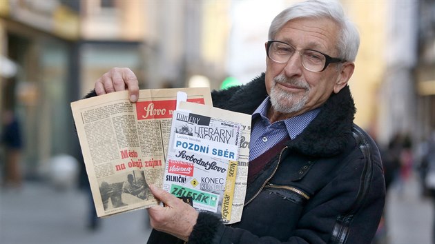 Brněnský novinář Ladislav Vencálek ukazuje svůj slavný článek ve Svobodném slově „Město na okraji zájmu“ ze 4. února 1989.