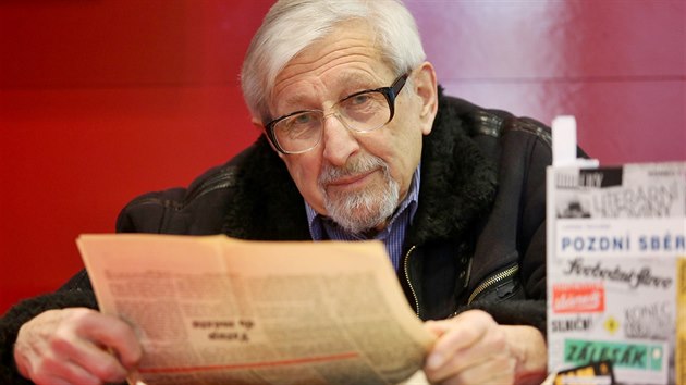 Brněnský novinář Ladislav Vencálek drží svůj slavný článek ve Svobodném slově „Město na okraji zájmu“ ze 4. února 1989.
