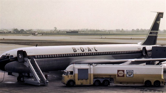 B-707-436 G-APFH tankujc palivo. V roce 1974 potkala tento stroj nehoda bhem pistn v Heraklionu.