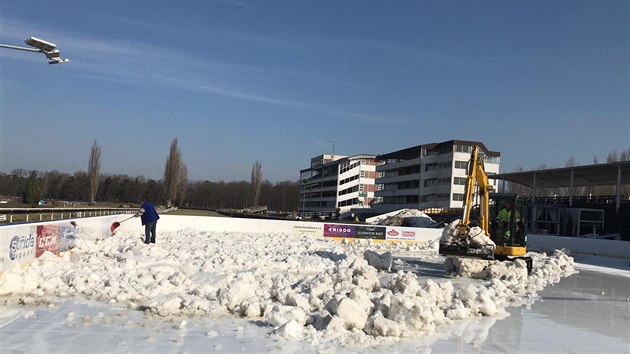 Příprava kluziště na turnaj v zimním koňském polu.