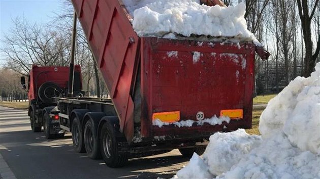Nákladní auta přivážela ve čtvrtek na závodiště sníh z Vysočina Areny v Novém Městě.