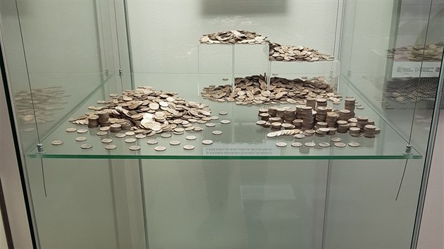 Jednokorunov a dvoukorunov mince z povlench let vystaven v pokladn pardubickho zmku.