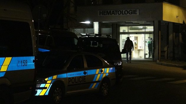 V nemocnici na pražských Vinohradech se v noci střílelo (9. března 2019).