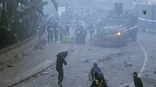 Alan se shromdili na Nmst svobody tisku v Alru, aby odsoudili ptou kandidaturu Abdelaziza Bouteflika na post prezidenta. (1. bezna 2019)