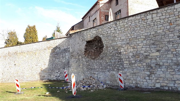 V historickém opevnění Loun došlo k vyvalení části hradeb v Žižkově ulici.