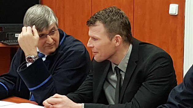 Obžalovaný dozorce Jaroslav Nepovím se svým obhájcem před Okresním soudem v Litoměřicích. (1. března 2019)
