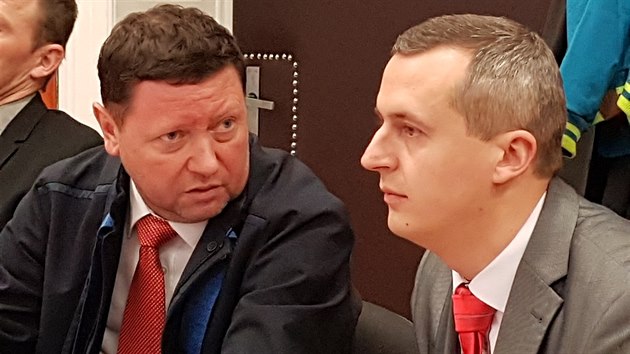 Obžalovaný dozorce  Miroslav Hupka se svým obhájcem před Okresním soudem v Litoměřicích. (1. března 2019)