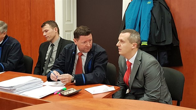 Obžalovaní dozorci Jaroslav Nepovím (v černém obleku) a Miroslav Hupka se svými obhájci před Okresním soudem v Litoměřicích. (1. března 2019)