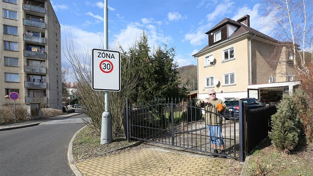 Sdlit Moj. Tady a v nkolika dalch lokalitch byla bezdoplatkov zna zavedena u loni v beznu. Od pondl plat na celm zem msta st nad Labem i sousednch Trmic. Josef ha je starousedlk. Vce ne pl roku je ale radji na chalup.