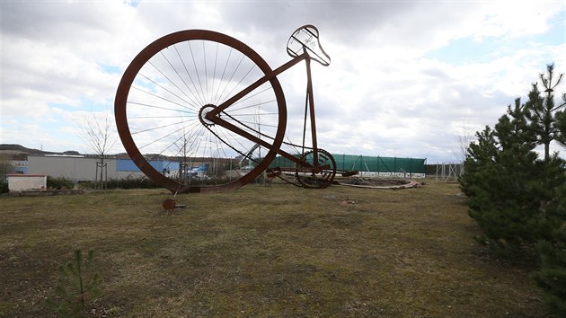 Siln vtr pokcel nejvt bicykl v esku. Model byl 14 metr vysok a stl v arelu lounsk firmy Seko Aerospace.