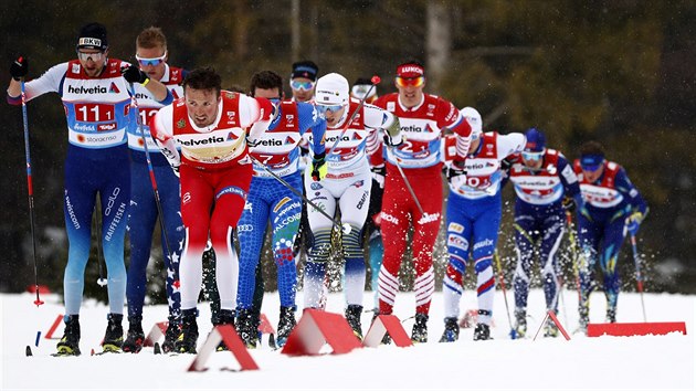Nor Emil Iversen v čele vláčku běžců na lyžích v závodu štafet na mistrovství světa v Seefeldu.