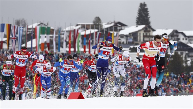 Momentka ze závodu štafet běžců na lyžích na mistrovství světa v Seefeldu.