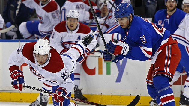 Libor Hjek z New York Rangers pi svm debutu v NHL sleduje, jak Artturi Lehkonen z Montrealu v pdu odehrv puk.