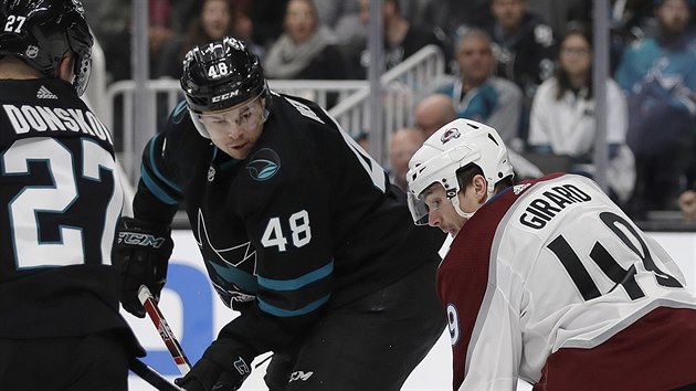 Tom Hertl ze San Jose a Samuel Girard z Colorada bojuj o puk.