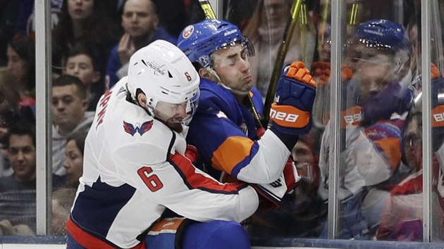 Michal Kempny z Washingtonu pipendlil na mantinel Jordana Eberleho z New York Islanders.