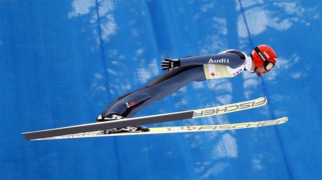 Německý sdruženář Johannes Rydzek v týmové soutěži na mistrovství světa v klasickém lyžování v Seefeldu.