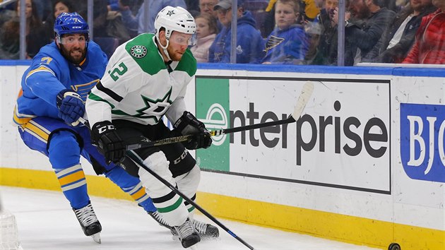 Radek Faksa z Dallasu dojd puk, zezadu ho kryje Patrick Maroon ze St. Louis.