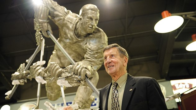 Bval kapitn Detroitu Ted Lindsay pzuje se svou sochou, kterou mu Red Wings v roce 2008 slavnostn odhalili v Joe Louis Aren.