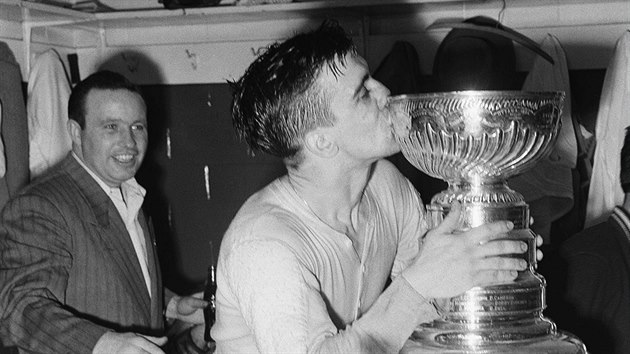 Ted Lindsay z Detroit Red Wings lb po triumfu v roce 1950 Stanley Cup.