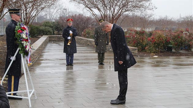 Premir Andrej Babi ped ukonenm nvtvy USA uctil pamtku obt teroristickch tok 11. z 2001. (8. bezna 2019)