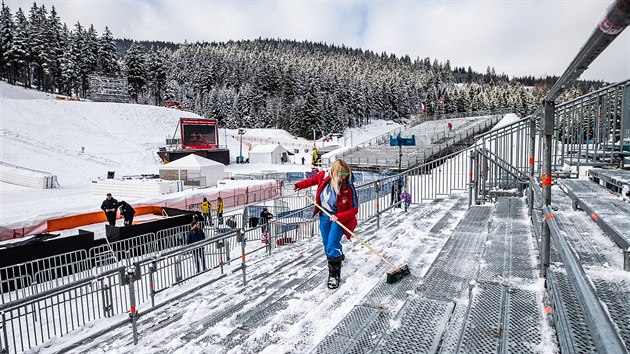 Ppravy na Svtov pohr v alpskm lyovn en ve pindlerov Mln finiuj (6.3.2019).