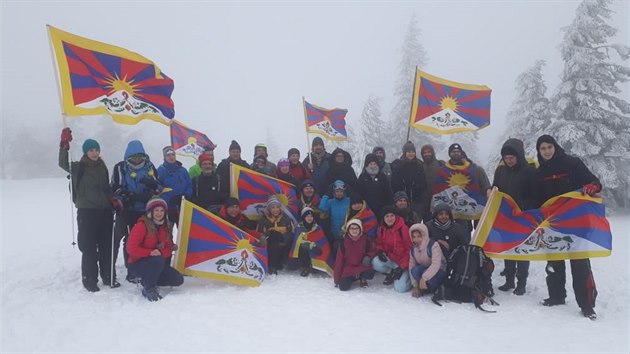 Nkolik starost, sentor a jejich pznivc a ptel vynesli na Snku vlajky Tibetu (9.3.2019).