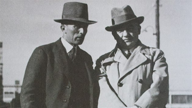 Berty enat (vpravo) s jednm ze t editel Baova koncernu Josefem Hlavnikou na snmku z roku 1933