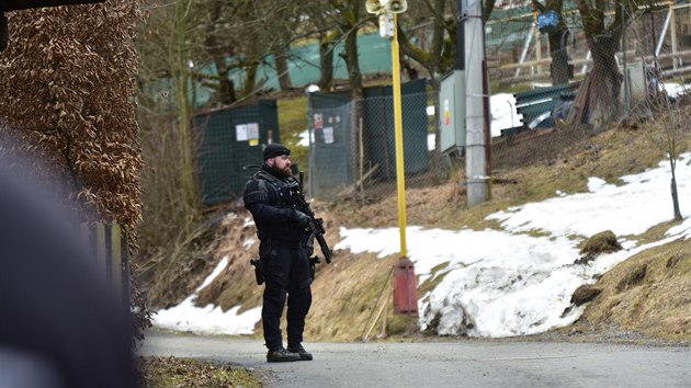 Policist zasahuj ve Zdchov pot, co lev usmrtil svho chovatele.