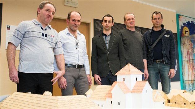 Muži, kteří se zúčastnili výzkumu DNA, si prohlížejí model hradiště. Na snímku zleva jsou Libor Blaha, Pavel Kaňovský, Marek Miklíček, Petr Babík a Tomáš Achilles.