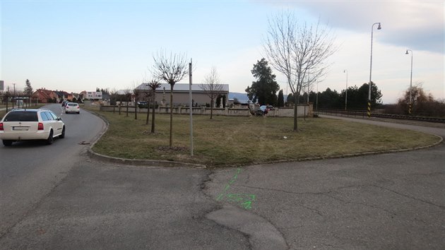 �idi� nejprve zastavil, pak se v�ak rozjel a sko�il a� na h�bitov�.