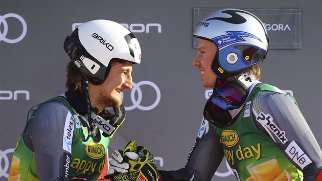 Vlevo je druh Nor Rasmus Windingstad, gratuluje vtzi z Norska Henriku Kristoffersenovi po obm slalomu v Kranjsk Goeersen.
