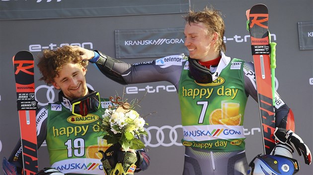 Vlevo je druh Nor Rasmus Windingstad, vpravo vtz tak z Norska Henrik Kristoffersen na obm slalomu v Kranjsk Goe.