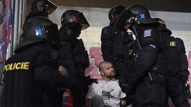 Policie zasahuje v sektoru plzeskch fanouk, odkud se ozvala pyrotechnika.