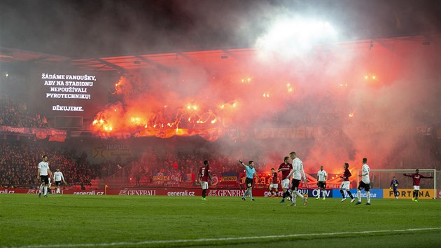 Fanouci Sparty pouili pyrotechniku tak v zpase Sparty s Plzn.