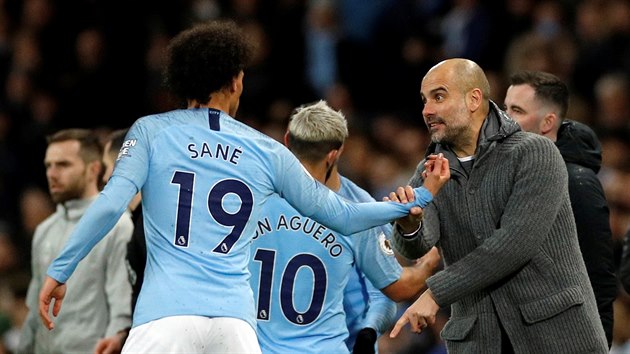 Trenr Manchesteru City Pep Guardiola ukazuje Sanmu, co m dlat.