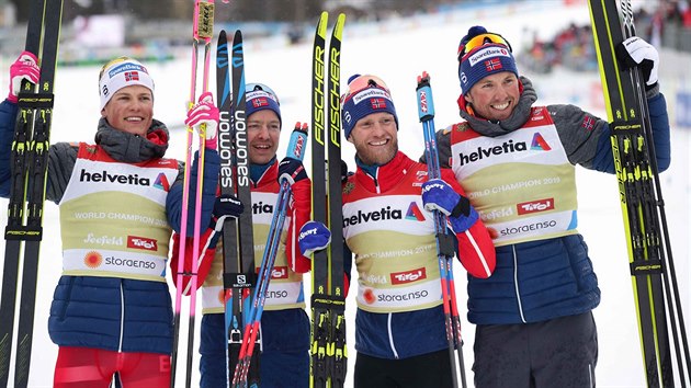 Zlat tafeta norskch bc na lych. Zleva  Emil Iversen, Martin Johnsrud Sundby, Sjur Rthe a Johannes Hsflot Klaebo.