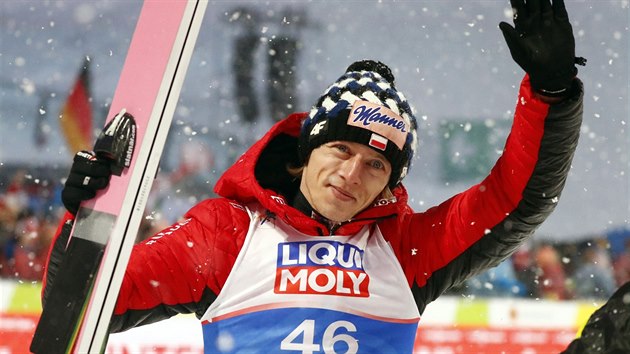 Polský skokan na lyžích Dawid Kubacki se raduje z titulu mistra světa na středním můstku.