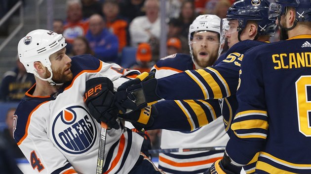 Zack Kassian (vlevo) z Edmontonu v potyce s 
Rasmusem Ristolainenem z Buffala.