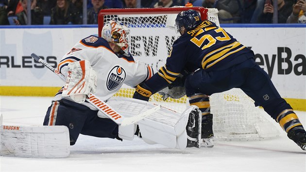 Jeff Skinner z Buffala v anci ped brankem   Mikkou Koskinenem z Edmontonu.