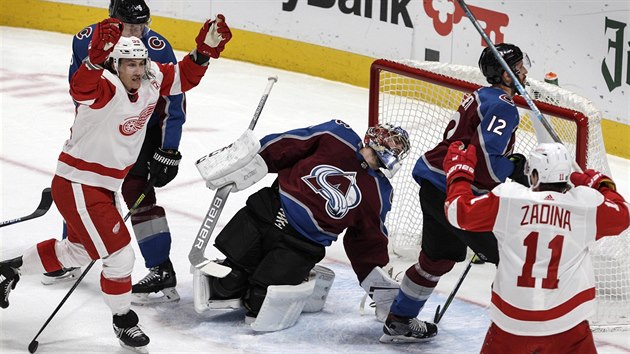 Filip Zadina (vpravo) a Tyler Bertuzzi z Detroitu slav gl v duelu s Coloradem.