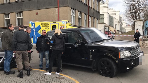 V Kamenické ulici na Letné museli policisté střílet. Muž před nimi ujížděl v autě a srazil chodce. (4. 3. 2019)