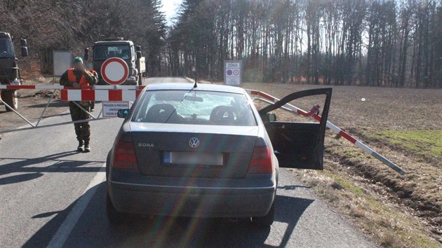 idi naboural na Prostjovsku do zvory zabraujc vjezdu do vojenskho jezdu Bezina. Policistm ekl, e ho oslnilo slunce a tak si j neviml.