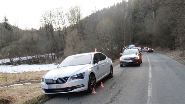 Na umpersku se z dodvky za jzdy uvolnila dv patn upevnn kola a poniila ti auta v protismru.