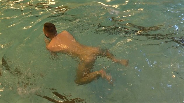 Nejčastěji chodí na naturistické plavání muži.
