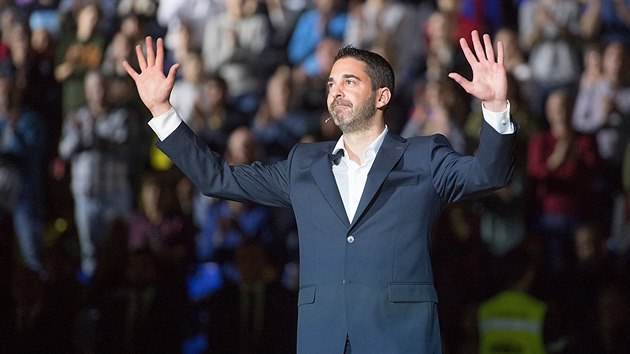 Juan Carlos Navarro mv fanoukm Barcelony, jeho dres m ke stropu haly Palau Blaugrana.