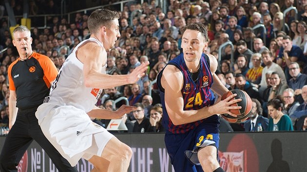 Kyle Kuric (vpravo) z Barcelony to na ko Realu Madrid.