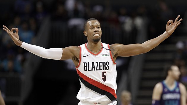 Rodney Hood z Portlandu oslavuje trojku proti Charlotte.